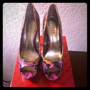 Guess Pumps